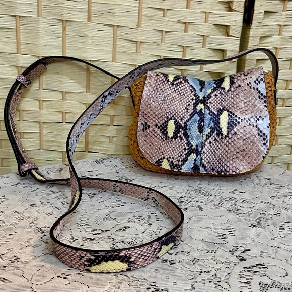 Vince Camuto ReptileLeather and Straw Crossbody 9in L x 6in H x 2in W - Picture 8 of 10
